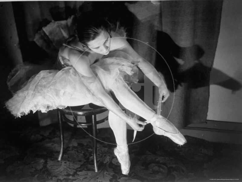 Premier Ballerina Semionova Tying Her Toe Shoe Before a Performance at the Great Theater - Premium Photographic Print