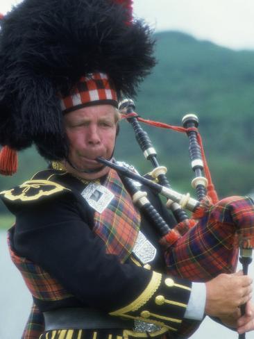 peter-adams-bagpipe-player-scotland_i-G-