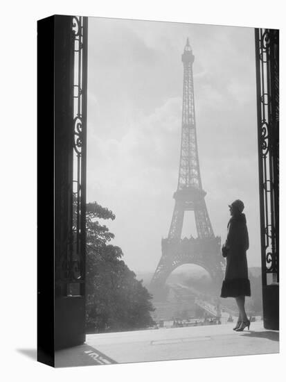 1920s Anonymous Silhouetted Woman Standing in Profile in the Trocadero across the Seine-null-Premier Image Canvas