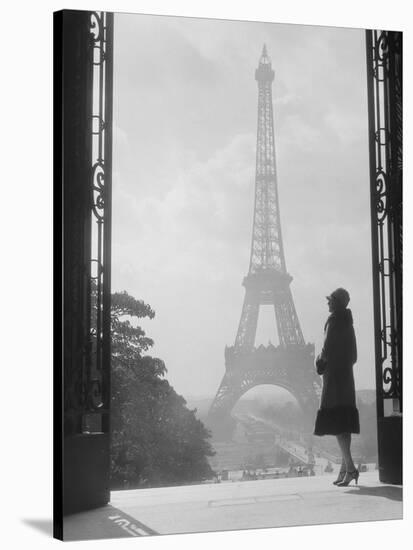 1920s Anonymous Silhouetted Woman Standing in Profile in the Trocadero across the Seine-null-Premier Image Canvas