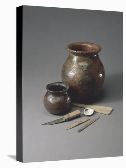 Atelier de potier : un pot à cuire, une jarre à sagou, une batte de potier et matériel de potier-null-Premier Image Canvas