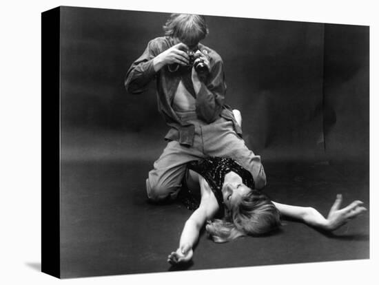 BLOW-UP, 1966 directed by MICHELANGELO ANTONIONI David Hemmings (b/w photo)-null-Stretched Canvas