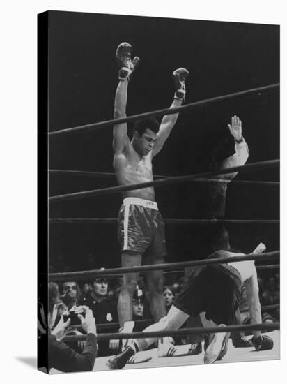 Boxer Muhammad Ali Raising His Gloves Victoriously After Knocking Out Oscar Bonavena-Bill Ray-Premier Image Canvas