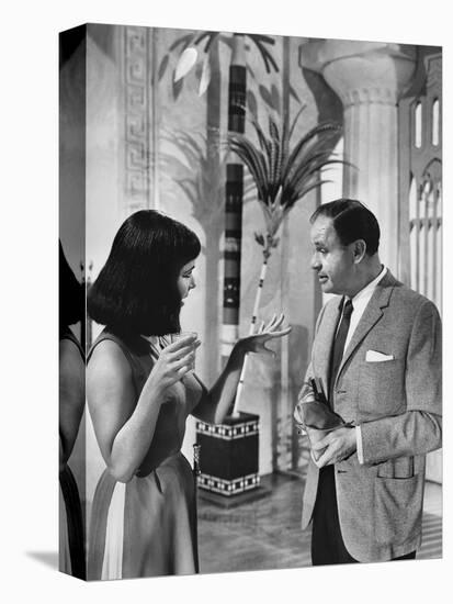 CLEOPATRA, 1963 directed by JOSEPH L. MANKIEWICZ On the set, Elizabeth Taylor and the director Jose-null-Stretched Canvas