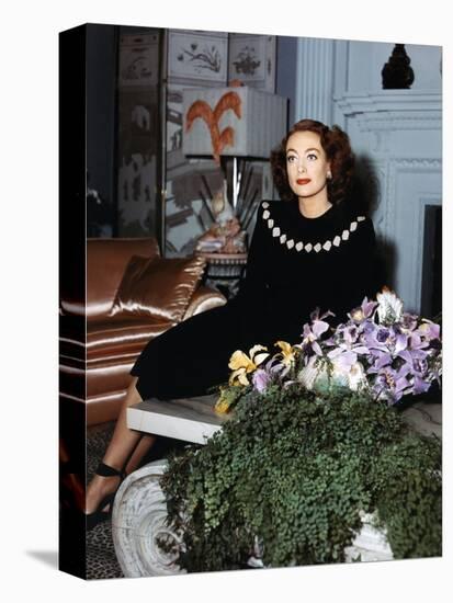 Joan Crawford chez elle dans les annees 40 - Joan Crawford at home in the 40's (photo)-null-Stretched Canvas