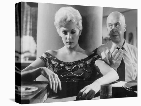 Kim Novak and le realisateur Otto Preminger sur le tournage du film L'Homme au bras d'or THE MAN WI-null-Stretched Canvas