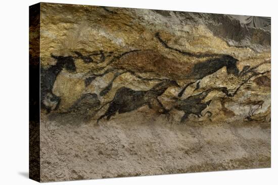 La grotte de Lascaux (Dordogne) ; la salle des taureaux (fac-similé).-null-Premier Image Canvas