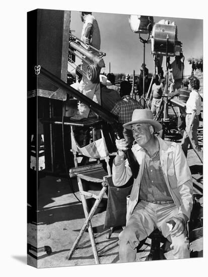 Le realisateur John Huston sur le tournage du film Le Vent by la Plaine THE UNFORGIVEN, 1960 (b/w p-null-Stretched Canvas