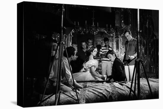 Le realisateur Luchino Visconti with Claudia Cardinale and Alain Delon-null-Stretched Canvas
