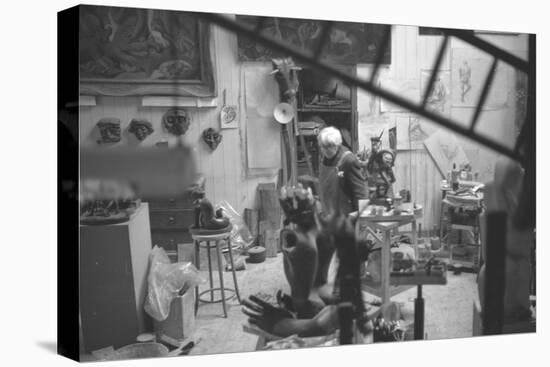 Leon Underwood in his studio with 'Phoenix for Europe', 1969-null-Premier Image Canvas