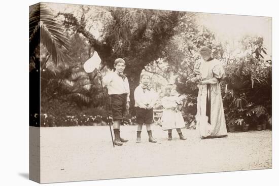 Mme Salles et ses 3 enfants dans le jardin de la villa Salles à Beaulieu-null-Premier Image Canvas