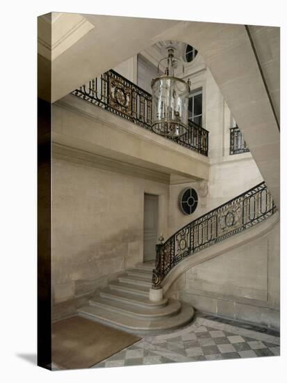 Petit Trianon: Vue du vestibule et de l'escalier, avec la rampe en fer forgé aux chiffres de-null-Premier Image Canvas