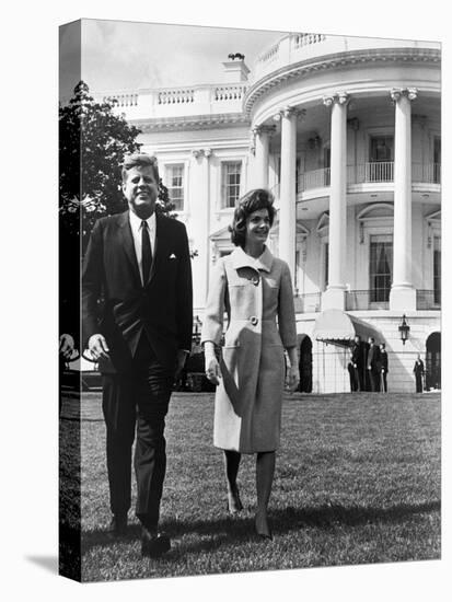 President and Mrs. John F. Kennedy Walking on the South Lawn of the White House on April 16, 1962-null-Stretched Canvas