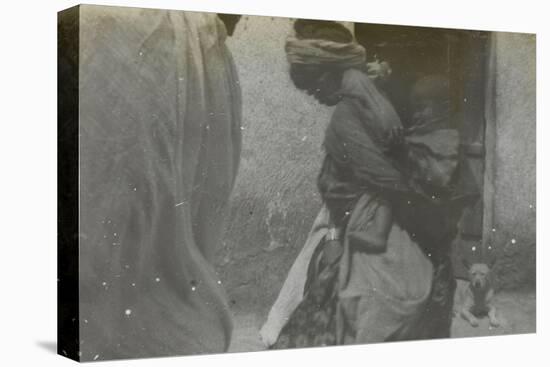 Scène de rue à Biskra ; mère portant son enfant dans le dos-Henri Jacques Edouard Evenepoel-Premier Image Canvas