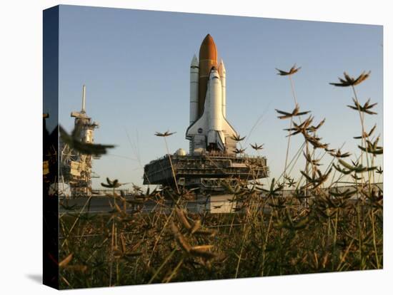 Space Shuttle Discovery at the Kennedy Space Center at Cape Canaveral, Florida, November 9, 2006-John Raoux-Premier Image Canvas