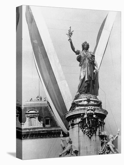 Statue in the Place de La Republique-Loomis Dean-Premier Image Canvas