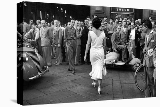 The Italians Turn, Milan 1954-Mario de Biasi-Premier Image Canvas