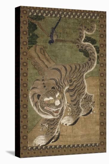 Tigre avec ses trois petits au pied d'un pin, sur lequel est perché une pie-null-Premier Image Canvas