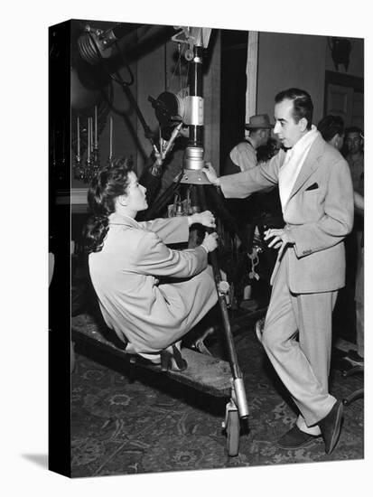 UNDERCURRENT, 1946 on the set, Katharine Hepburn and Vincente Minnelli-null-Stretched Canvas