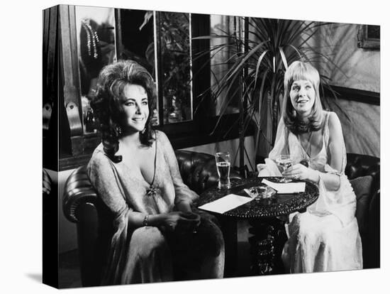 Une Belle Tigresse ZEE & CO by Brian Hutton with Elizabeth Taylor and Susannah York, 1972 (b/w phot-null-Stretched Canvas