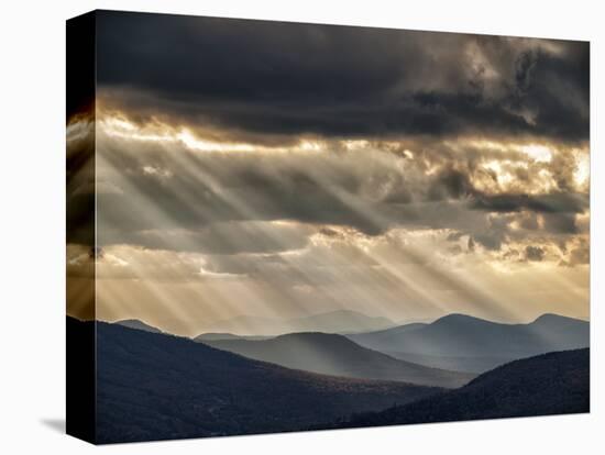 USA, New Hampshire, White Mountains, Sunbeams light the valley-Ann Collins-Premier Image Canvas