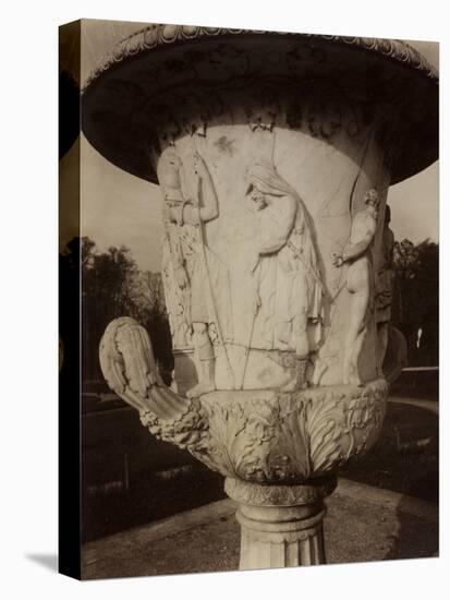 Versailles, Vase par Cornu, 1904-Eugene Atget-Premier Image Canvas