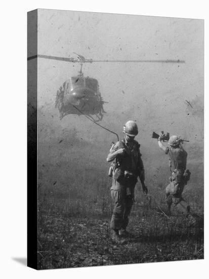 Vietnam War US Helicopter Landing-Henri Huet-Premier Image Canvas