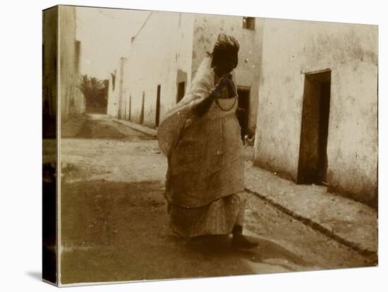 Voyage en Algérie : femme marchant dans une rue de Biskra-Henri Jacques Edouard Evenepoel-Premier Image Canvas