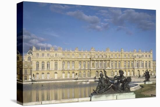 Vue du château de Versailles côté parc (corps principal)-null-Premier Image Canvas