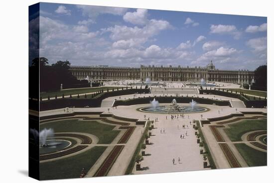 Vue extérieure et aérienne du château de Versail, côté jardins : château vu-null-Premier Image Canvas