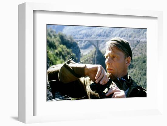 10 FROM NAVARONE, 1978 directed by GUY HAMILTON with Edward Fox (photo)-null-Framed Photo