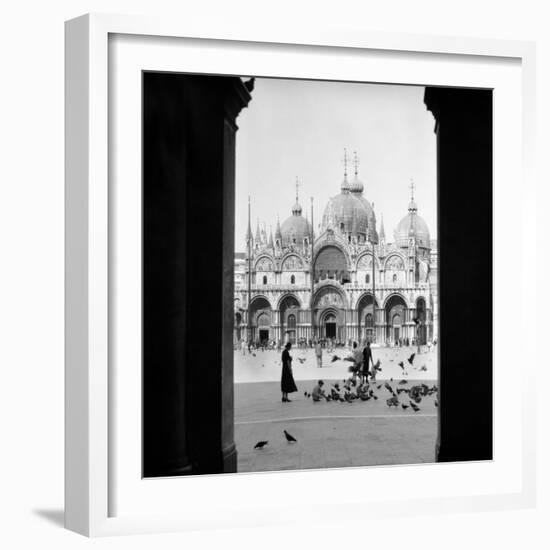 1920s 1930s VIEW THROUGH DOORWAY TO PEOPLE FEEDING PIGEONS IN FRONT OF ST. MARKS CATHEDRAL VENIC...-H. Armstrong Roberts-Framed Photographic Print