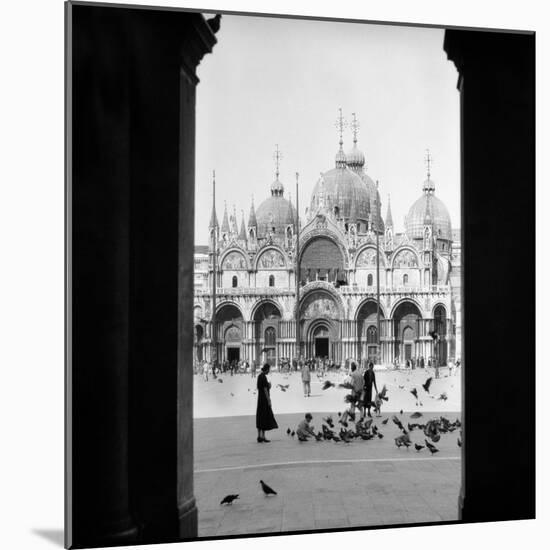 1920s 1930s VIEW THROUGH DOORWAY TO PEOPLE FEEDING PIGEONS IN FRONT OF ST. MARKS CATHEDRAL VENIC...-H. Armstrong Roberts-Mounted Photographic Print