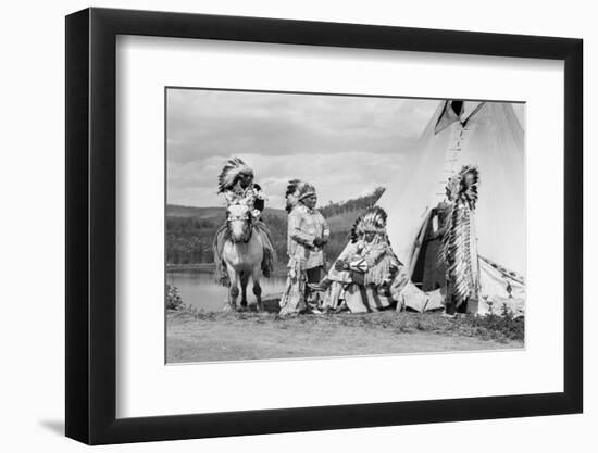 1920s FOUR NATIVE AMERICAN STONEY SIOUX INDIAN MEN ASSEMBLED BESIDE TEPEE WEARING FULL EAGLE FEA...-H. Armstrong Roberts-Framed Photographic Print