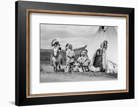 1920s FOUR NATIVE AMERICAN STONEY SIOUX INDIAN MEN ASSEMBLED BESIDE TEPEE WEARING FULL EAGLE FEA...-H. Armstrong Roberts-Framed Photographic Print