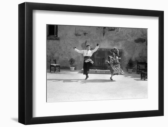 1920s SMILING COUPLE DRESSED IN SPANISH FOLKLORIC COSTUMES & PLAYING CASTANETS DANCING THE FLAMENCO-H. Armstrong Roberts-Framed Photographic Print