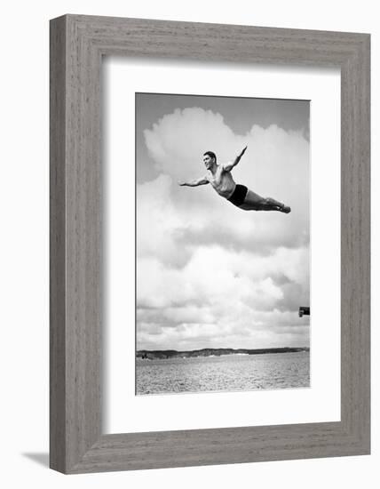 1930s MAN SWAN DIVING FROM HIGH DIVING BOARD OUTDOOR-H. Armstrong Roberts-Framed Photographic Print