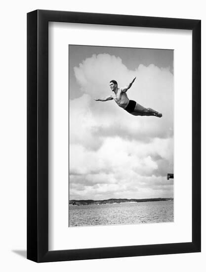 1930s MAN SWAN DIVING FROM HIGH DIVING BOARD OUTDOOR-H. Armstrong Roberts-Framed Photographic Print