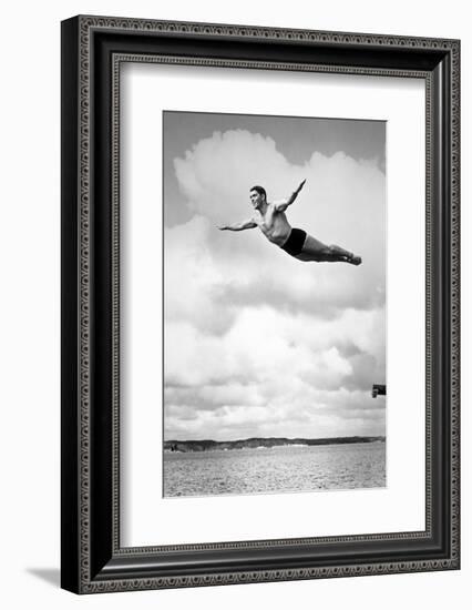 1930s MAN SWAN DIVING FROM HIGH DIVING BOARD OUTDOOR-H. Armstrong Roberts-Framed Photographic Print