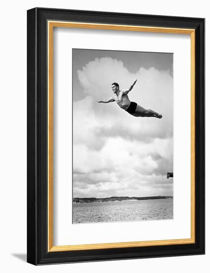 1930s MAN SWAN DIVING FROM HIGH DIVING BOARD OUTDOOR-H. Armstrong Roberts-Framed Photographic Print