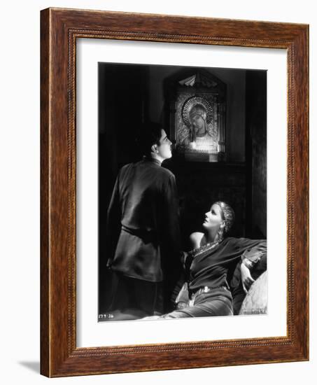 , 1931 --- Greta Garbo and Ramon Novarro in the, 1931 film <Mata Hari>. --- Image by (b/w photo)-null-Framed Photo