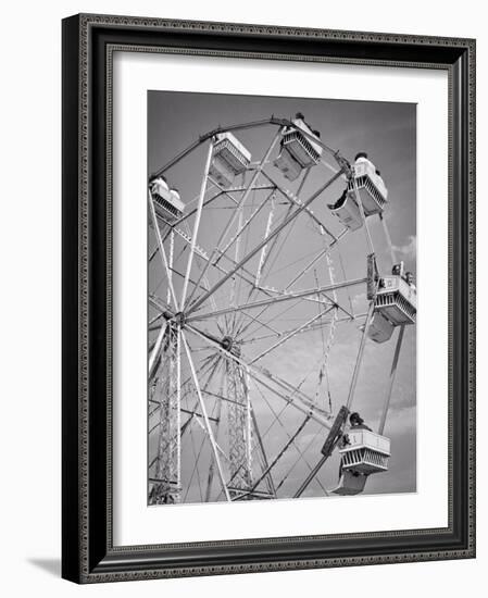 1950s LOOKING UP VIEW OF ANONYMOUS COUPLES MEN WOMEN TEENAGERS CHILDREN RIDING IN FERRIS WHEEL A...-Panoramic Images-Framed Photographic Print