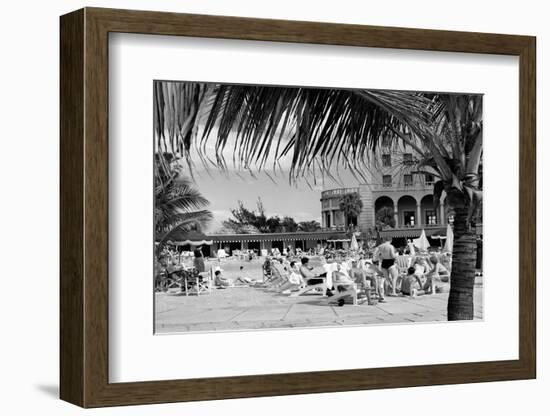 1950s TOURISTS AROUND THE SWIMMING POOL OF THE HOTEL NACIONAL HAVANA CUBA-H. Armstrong Roberts-Framed Photographic Print