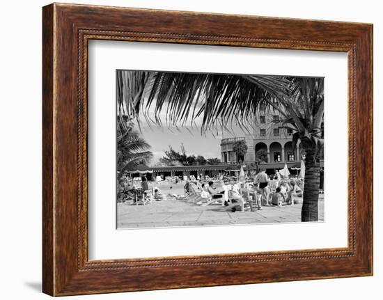 1950s TOURISTS AROUND THE SWIMMING POOL OF THE HOTEL NACIONAL HAVANA CUBA-H. Armstrong Roberts-Framed Photographic Print