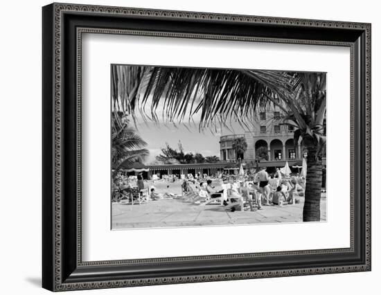 1950s TOURISTS AROUND THE SWIMMING POOL OF THE HOTEL NACIONAL HAVANA CUBA-H. Armstrong Roberts-Framed Photographic Print
