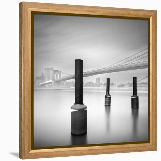 3 Postes en Brooklyn Bridge-Moises Levy-Framed Premier Image Canvas