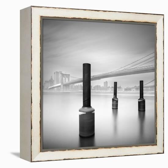 3 Postes en Brooklyn Bridge-Moises Levy-Framed Premier Image Canvas