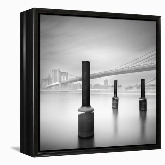 3 Postes en Brooklyn Bridge-Moises Levy-Framed Premier Image Canvas