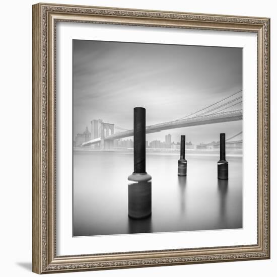 3 Postes en Brooklyn Bridge-Moises Levy-Framed Photographic Print