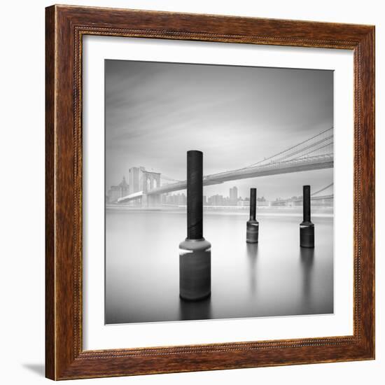 3 Postes en Brooklyn Bridge-Moises Levy-Framed Photographic Print